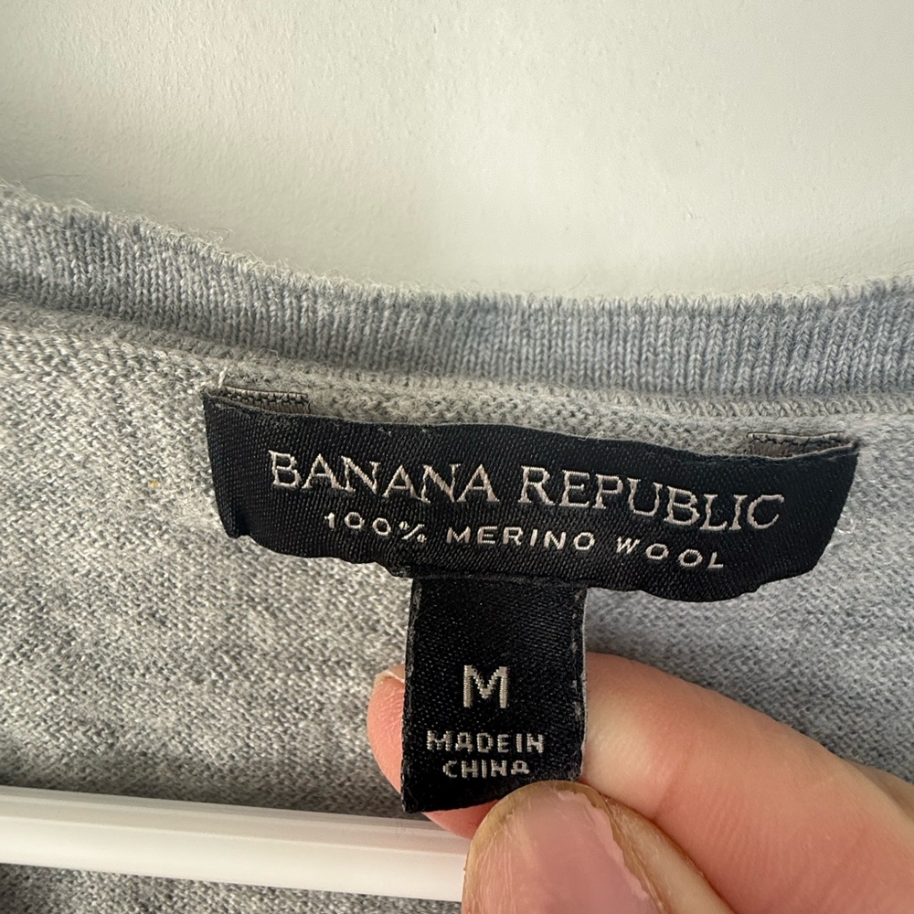 Banana Republic Gray V-Neck 100% Merino Wool Women’s Sweater Med Cozy Soft - Picture 2 of 5